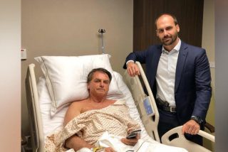 Bolsonaro "junior" se saca una foto con una pistola a la cintura mientras visita al Presidente brasile&ntilde;o en el hospital