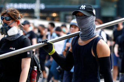 Los manifestantes hongkoneses se radicalizan y preparan proyectiles para atacar violentamente a la Polic&iacute;a opresora comunista