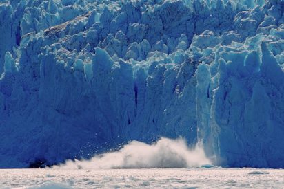 Gigantescos bloques de hielo se desprenden de un glaciar en Alaska generando una enorme ola