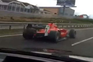 Unos anonadados conductores de una autopista checa se dan de bruces con un b&oacute;lido de F&oacute;rmula 1