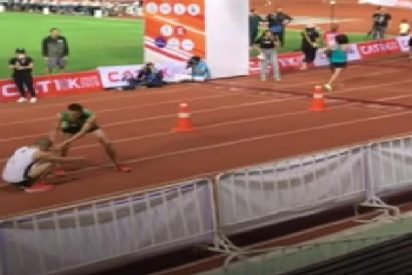 Heroico atleta se para en plena carrera, casi en la recta final, para socorrer a su rival lesionado