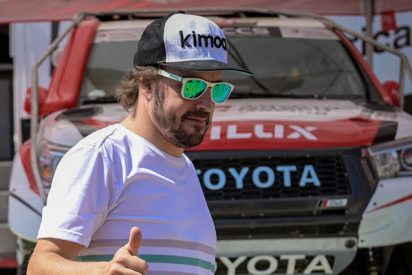 Fernando Alonso intenta ahuyentar el "gafe" del rally Dakar "caminando" sobre las aguas de Catar