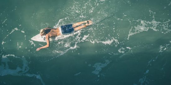 Cuando el dron salva 'in extremis' al surfista de ser devorado por el tibur&oacute;n