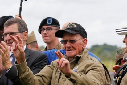 Veterano de 98 a&ntilde;os con esp&iacute;ritu de "chaval&iacute;n" se tira en paraca&iacute;das sobre los Pa&iacute;ses Bajos con "un par...de condecoraciones"