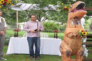 Dama de honor aparece disfrazada de T-Rex en la boda de sus amigos