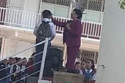 Directora de una escuela en M&eacute;xico es acusada de raparle la cabeza a un alumno por llevarlo demasiado largo