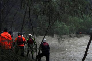 Una mujer es tragada por una alcantarilla anegada por una inundaci&oacute;n en M&eacute;xico