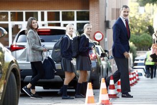 Los Reyes acompañan a sus hijas en el primer día de colegio -como debe ser-