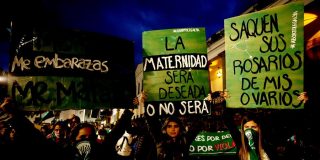 Colectivos feministas amordazan una imagen de la Virgen en Ecuador