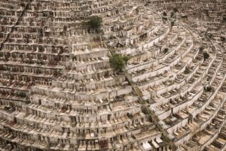 Así es ’Dead Space': un fotógrafo captura los densos cementerios de las laderas de Hong Kong