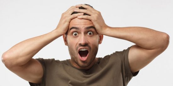 La tremenda leche que se pegan los de la moto, por adelantar por el centro