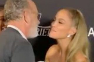 El beso de Tom Hanks a Jennifer Lopez del que todos hablan: &iquest;se limpi&oacute; la cara despu&eacute;s?