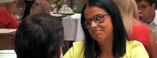 Este comensal de 'First Dates' se queda 'bizco' al no poder apartar la mirada del escote y los pechos de su cita