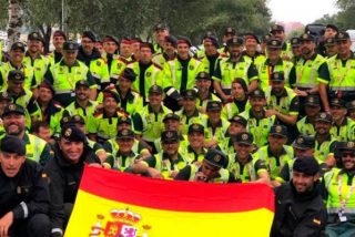 Guardia Civil y Mossos posan con una gran bandera de Espa&ntilde;a en la Vuelta