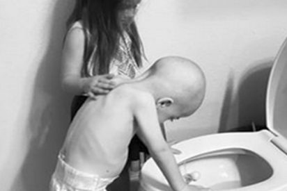 La imagen de esta ni&ntilde;a consolando a su hermano peque&ntilde;o con c&aacute;ncer se ha vuelto viral