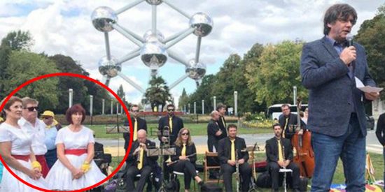 Las redes se parten la caja con esta ridícula imagen del prófugo Puigdemont en Bruselas