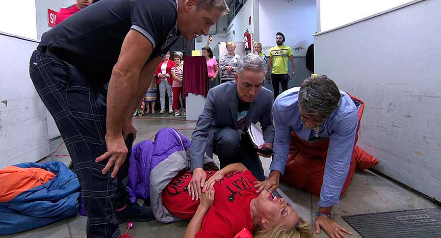 'S&aacute;lvame': Lydia Lozano se parte la crisma haciendo el bobo con Caparr&oacute;s y Gustavo y termina en el hospital y dando gritos