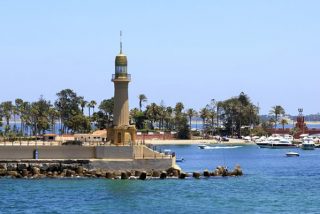 Un Polic&iacute;a Nacional salva a una mujer de morir ahogada en una playa de Egipto