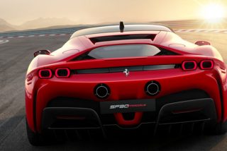 Unos idiotas se graban intentando adelantar a un Ferrari y terminan volcando