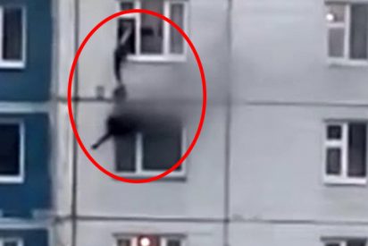 V&Iacute;DEO VIRAL: Un hombre rescata a una joven del fuego sac&aacute;ndola por una ventana de un quinto piso