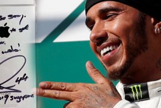 V&iacute;deo Viral: Hamilton tumba el iPhone de un aficionado y le ofrece disculpas de una peculiar manera