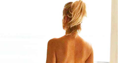 Adriana Abenia "admira el mar" posando completamente desnuda