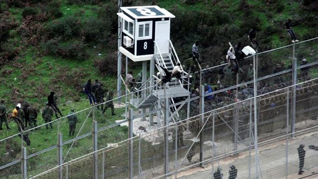 Pedro S&aacute;nchez disuelve &lsquo;los b&uacute;hos&rsquo;, la unidad secreta de la Guardia Civil que controla los asaltos a las vallas de Ceuta y Melilla