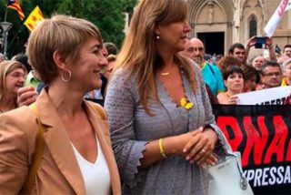 Las redes se tronchan de la "pija" separatista Laura Borràs por manifestarse contra la Guardia Civil con un bolso de más de mil euros