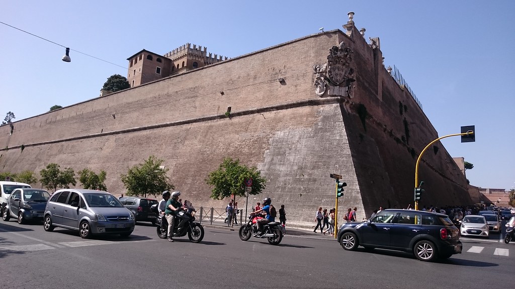 Vox anima a Osoro abrir el Vaticano a 'toda la inmigración ilegal que crea conveniente'