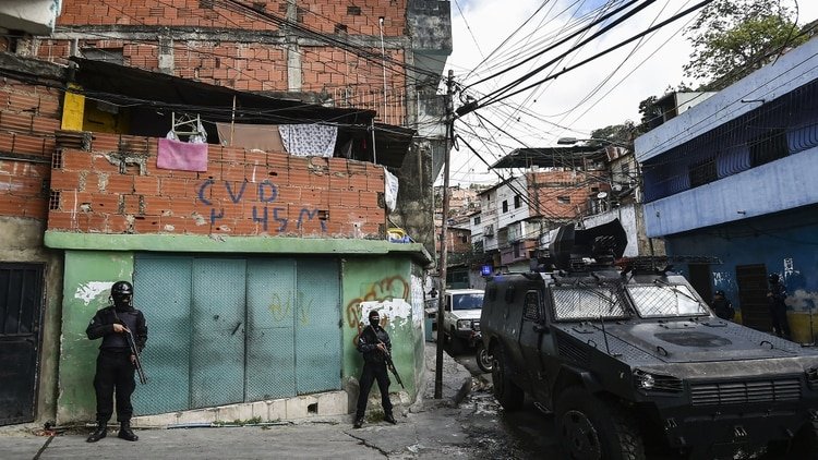 Un miliciano chavista, traicionado por las FAES de Maduro: "Soy revolucionario, pero mataron a mi hijo sin justificaci&oacute;n"