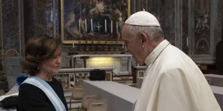Carmen Calvo saluda al papa y al cardenal Parolin en el Vaticano