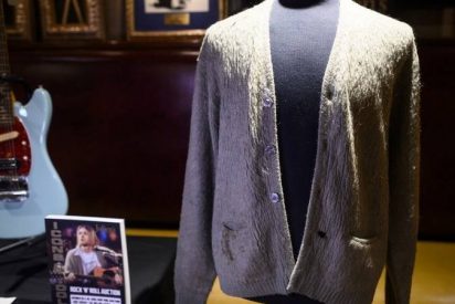 Subastan esta rebeca de Kurt Cobain por 334.000 d&oacute;lares