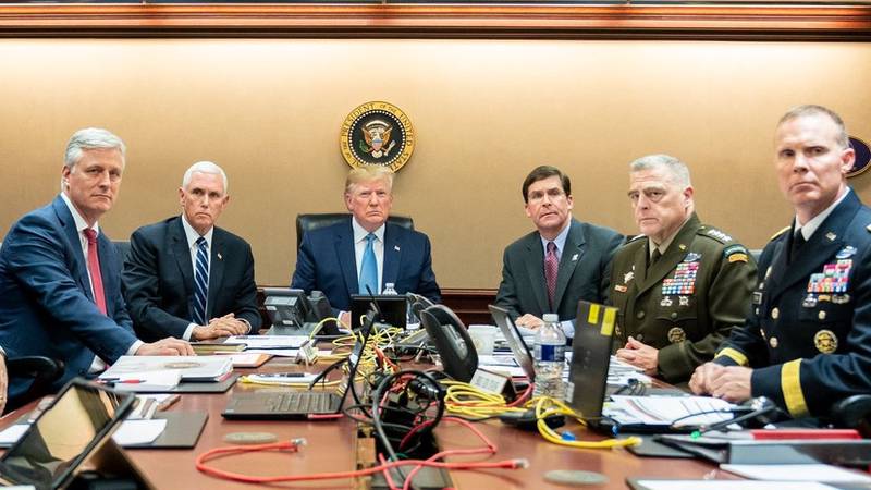 Esta foto de Trump en el salón de estrategia durante la operación contra Al Baghdadi 'triunfa' en Twitter