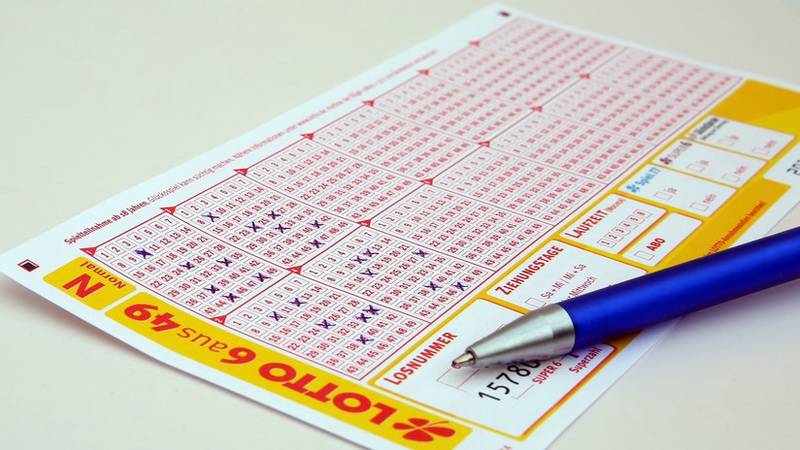 Una jubilada gana 25 millones de dólares en la lotería y no lo puede creer: "La máquina debe estar rota"
