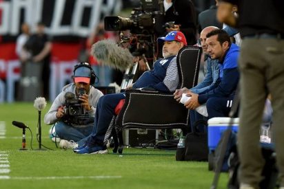 'Surrealista': Maradona dirige a su equipo sentado en un 'trono' y la Red se llena de memes