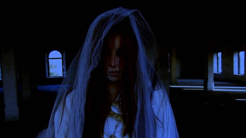 Chica sufre un accidente de coche con un disfraz de Halloween lleno de sangre falsa y la dan por muerta