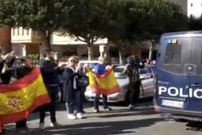 As&iacute; de emocionante fue el recibimiento a los polic&iacute;as que vuelven de la 'ratonera catalana' en la que se juegan la vida cada d&iacute;a