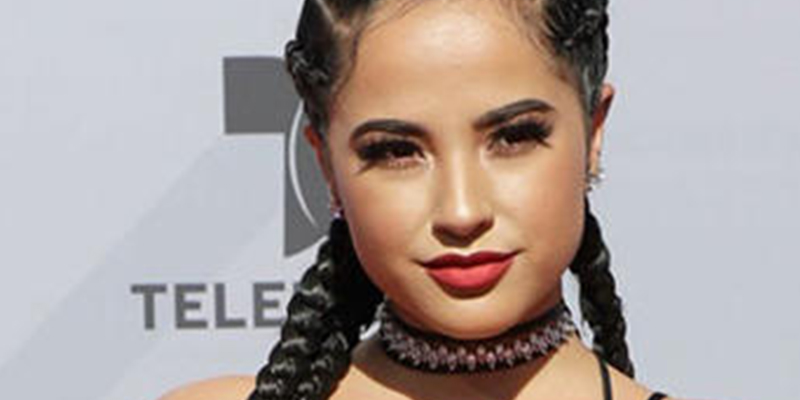 Becky G sale a la calle sin ropa interior y pasa esto…