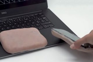 Crean esta carcasa para m&oacute;vil con piel humana artificial que responde a est&iacute;mulos