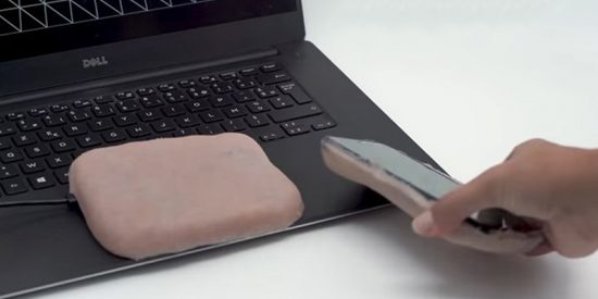 Crean esta carcasa para m&oacute;vil con piel humana artificial que responde a est&iacute;mulos