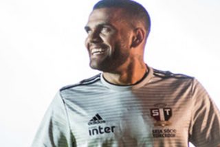 Dani Alves es atacado por unas abejas en pleno partido