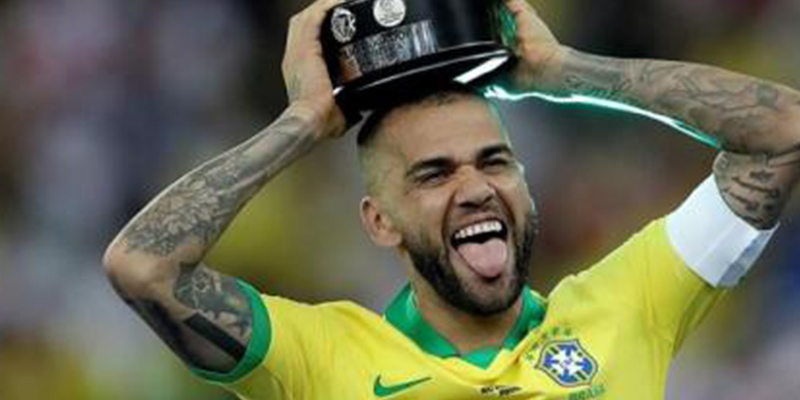 Dani Alves afirma: "En Par&iacute;s son unos putos racistas"