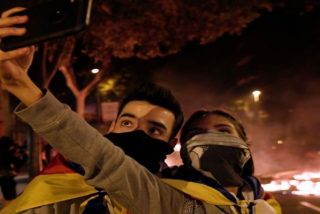 'Selfie en los disturbios': en Catalu&ntilde;a no cabe ya un tonto m&aacute;s