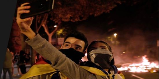 'Selfie en los disturbios': en Catalu&ntilde;a no cabe ya un tonto m&aacute;s