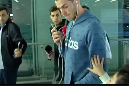 El feo desplante de Bale a un ni&ntilde;o en Barajas por el que le llueven las cr&iacute;ticas