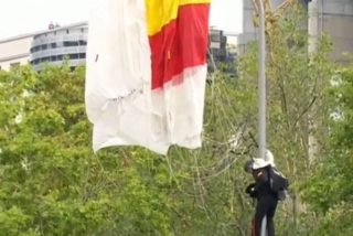 El paracaidista que portaba la bandera de Espa&ntilde;a choca contra una farola durante el desfile de las Fuerzas Armadas en Madrid