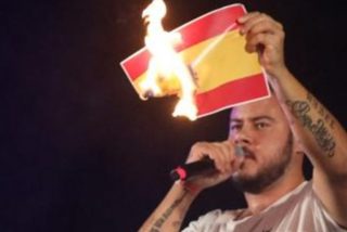 El rapero Pablo Hasel quema la bandera de Espa&ntilde;a en el concierto de apoyo a Valtonyc financiado por el Gobierno de Baleares