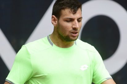 El tenista Bernab&eacute; Zapata Miralles es descalificado en un partido por un roto en los pantalones