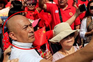 Este oficial de la Polic&iacute;a comunista china se convierte en estrella en la Red en medio de las protestas en Hong Kong