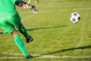 Este portero marca un golazo de tiro libre a lo Messi con un disparo 'a control remoto'